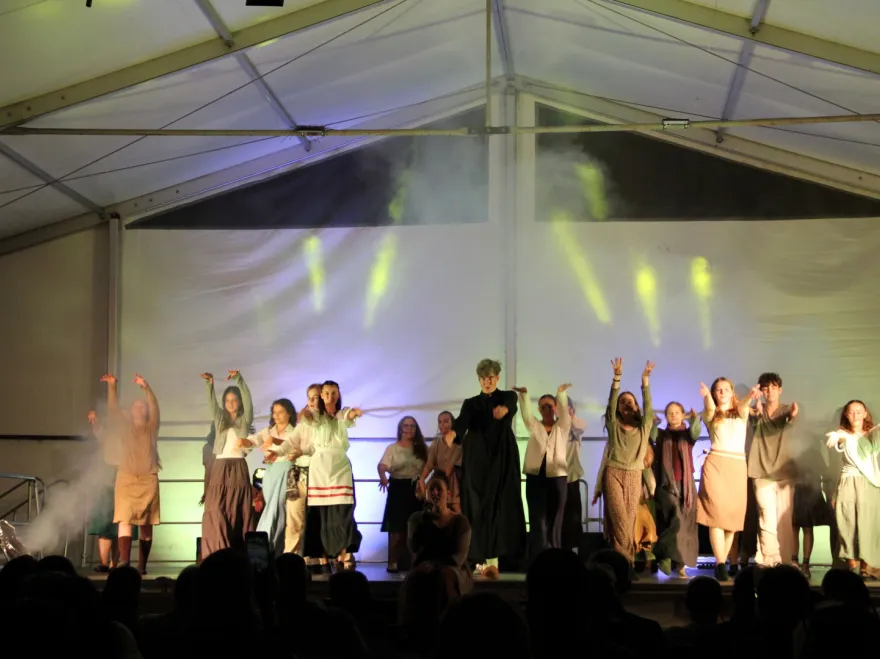 SZÍNHÁZ A TORONY ALATT