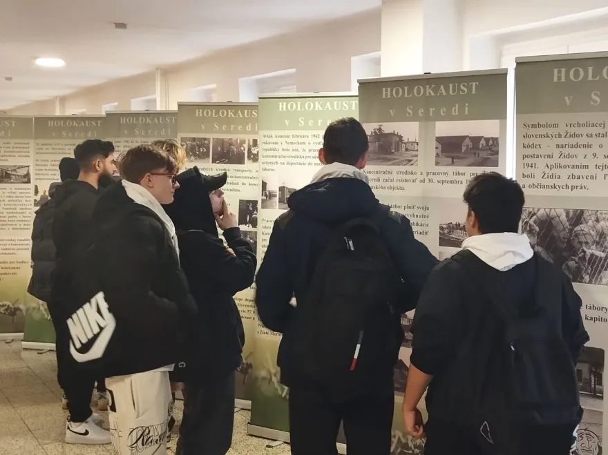 Galantské osvetové stredisko v spolupráci s Gymnáziom Zoltána Kodálya s vyučovacím jazykom v maďarským v Galante a Strednou odbornou školou technickou v Galante pripravili vzdelávacie podujatia s výstavami pod názvom Holokaust v Seredi. Pravdivo a otvorene hovoriť o holokauste a obetiach, ktoré toto obdobie prinieslo je nutnosťou hlavne vo vzťahu k mladej generácii. Výstavy sa uskutočňujú v rámci pripomienky na Medzinárodný deň pamiatky obetí holokaustu, ktorý pripadá sa 27. január. V tento deň v roku 1945 